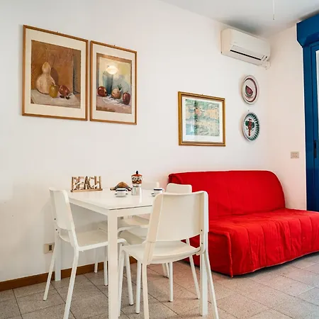 Beachside Elegant For Four Guests Appartamento *
