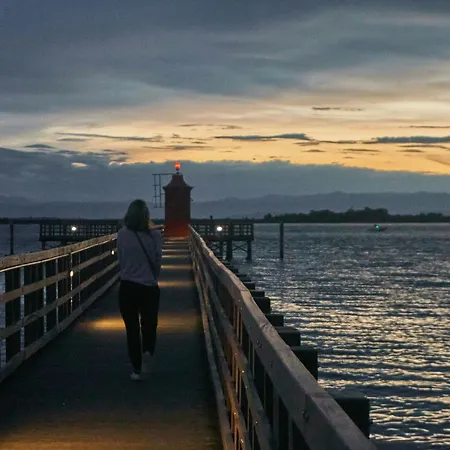 아파트 Enjoy The Sun From The Balcony Of Our
