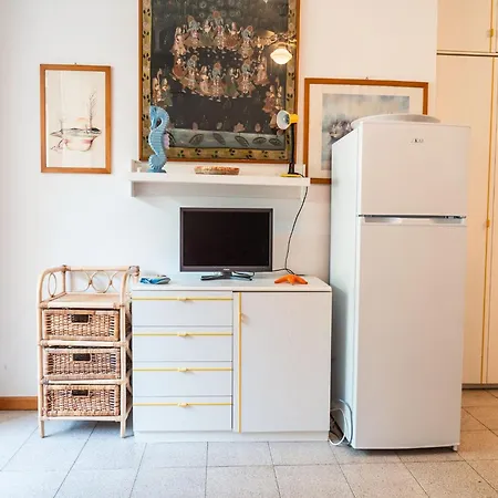 Enjoy The Sun From The Balcony Of Our 아파트 *